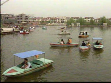 五一长假第一天 快乐游园好心情