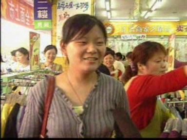 城乡居民节日尽情购物休闲