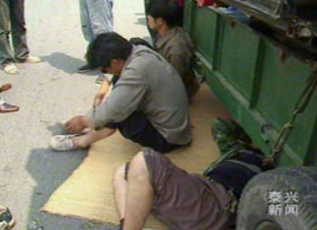 省道当“床铺” 实在太危险