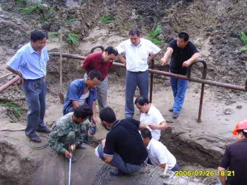 浑水管线爆裂,自来水公司紧急抢修