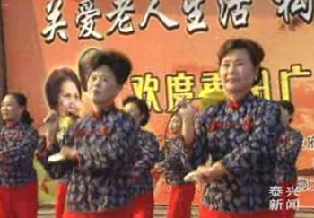 文体表演庆重阳 夕阳红透半边天