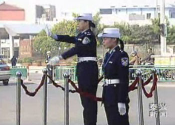 “警花交巡警班”亮相城区