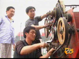 阴雨天机修忙 维修到田头