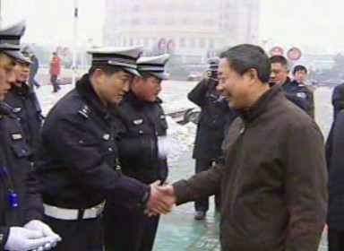 市领导慰问交警和交通系统干部职工