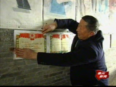 双喜临门乐开怀 喜报喜钱一起贴