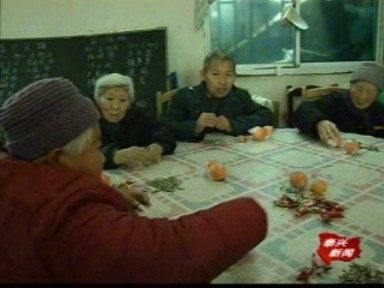 新闻特写:敬老院里过除夕