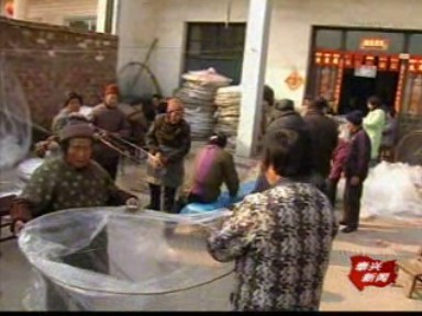 印达村:扎放孔明灯 新年祈愿