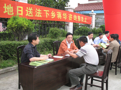 我市开展“6•25土地日”送法下乡活动
