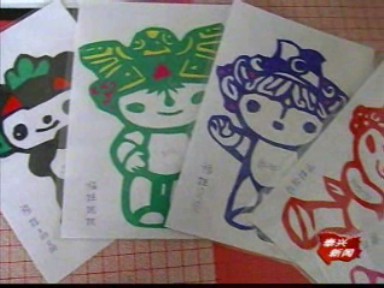 七旬老人巧手剪纸祝福奥运