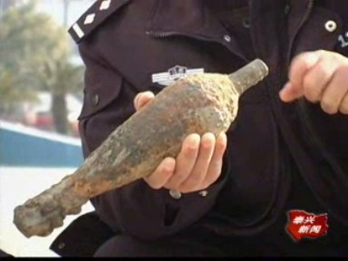 河边摸田螺 捞出一炮弹_泰兴新闻_泰兴网