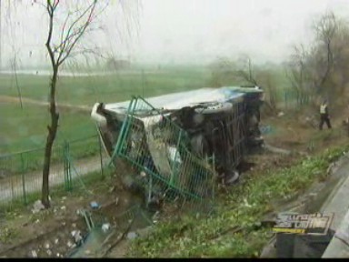 大客翻下高速 多人受伤无人死亡