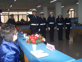 交巡警大队新区中队开展“加强作风建设、提高执法水平”暨“警营开放”活动