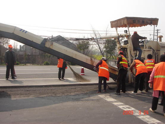 泰兴市公路管理站:抓住有利时节 做好路面修补
