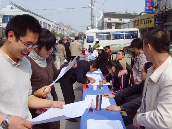 庙会上的“创业就业服务大篷车”