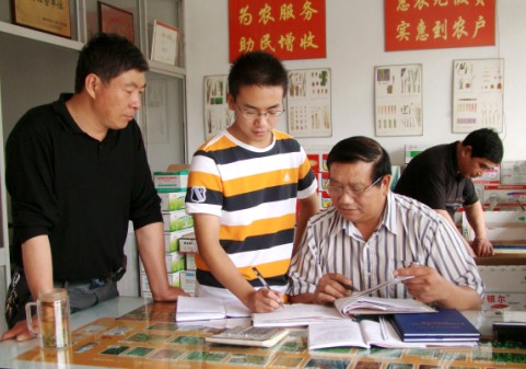 回乡休假大学生积极参与社会实践