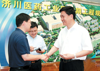 百名海外高层次人才来我市参观考察