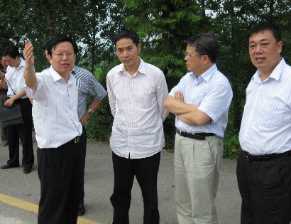 浙江青山钢铁董事局主席来我市考察(图)