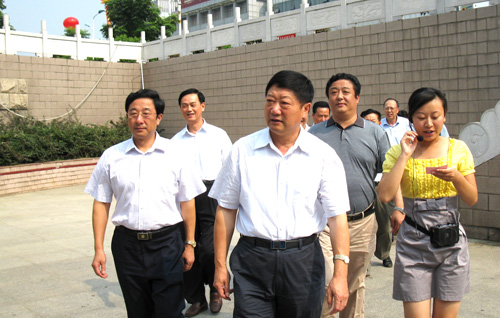 省人大代表视察我市人防法律法规执行情况(图)