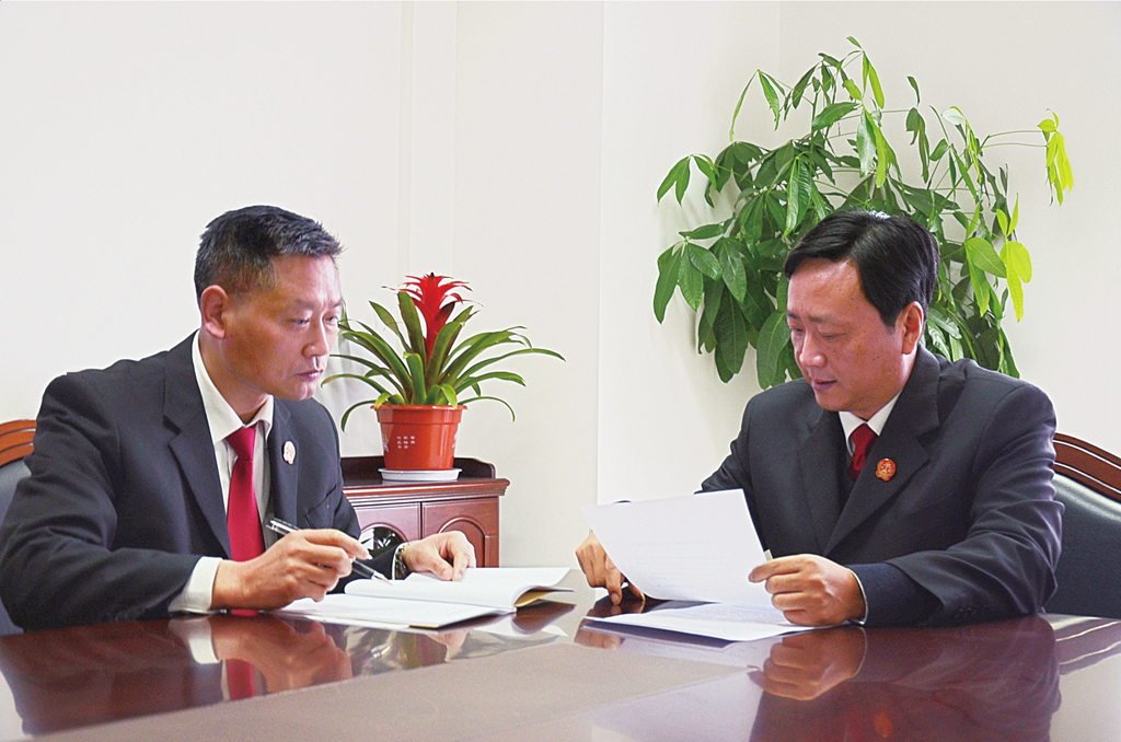 法院纪检组加强对法院党组领导班子及其成员的