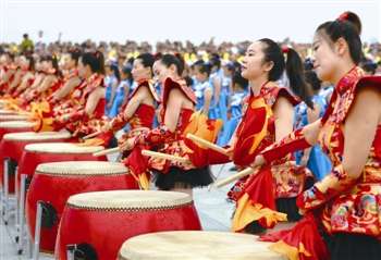 威风锣鼓表演。